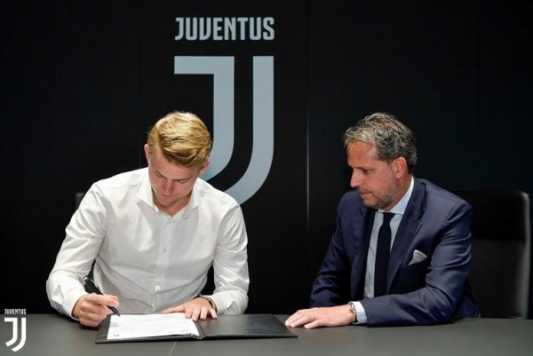 دي ليخت يوقع عقده مع اليوفي - De ligt sign his Juve Contract