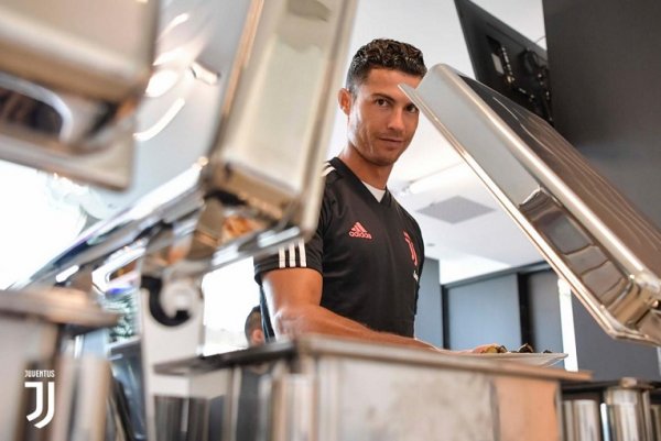 كريستيانو رونالدو في مطعم فندق اليوفي - Cristiano Ronaldo in J|Hotel Resturant 