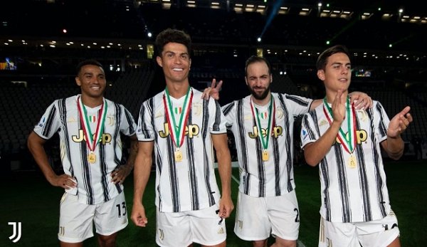 ديبالا و هيغوين و رونالدو و دانيلو خلال احتفالات يوفنتوس بلقب الدوري الايطالي - Dybala & Ronaldo & Danilo & Higuain during Juventus celebration for Scudetto 2020