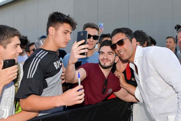 بوفون مع جمهور اليوفي - Buffon with Juve Fans