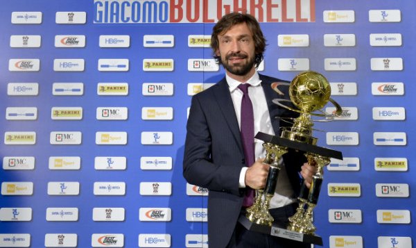 بيرلو مع جائزرة بولغاريلي - Pirlo Bulgarelli award