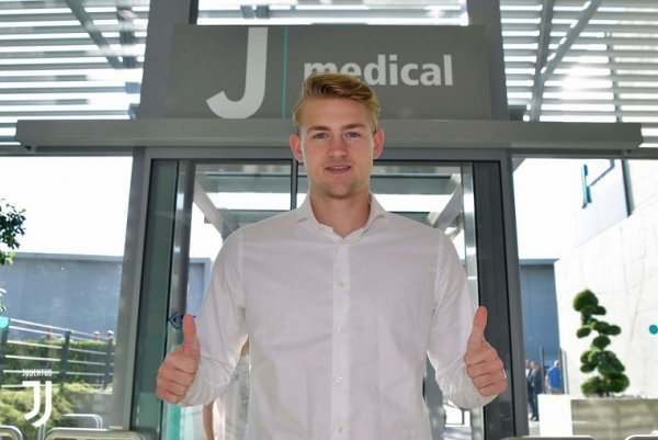 دي ليخت في مركز اليوفي الطبي - De Ligt in J-Medical