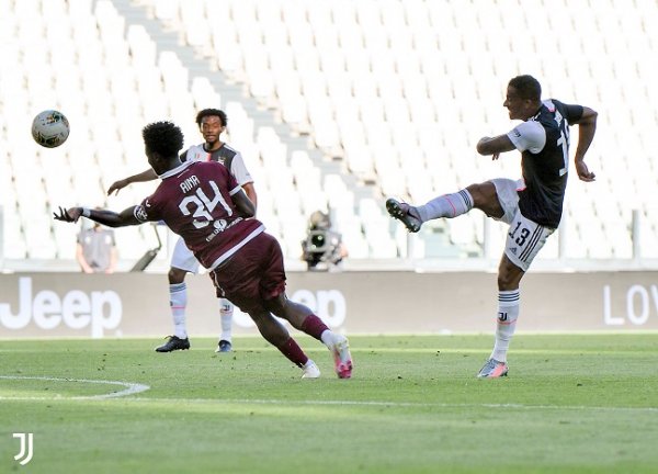 تسديدة دانيلو في ديربي يوفنتوس و تورينو - Danilo shot in Juventus Torino derby