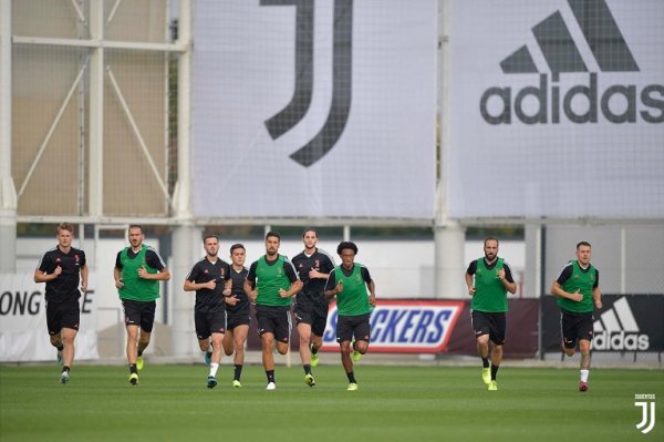 لاعبي اليوفي بالاحماء - Juventus players in warm up