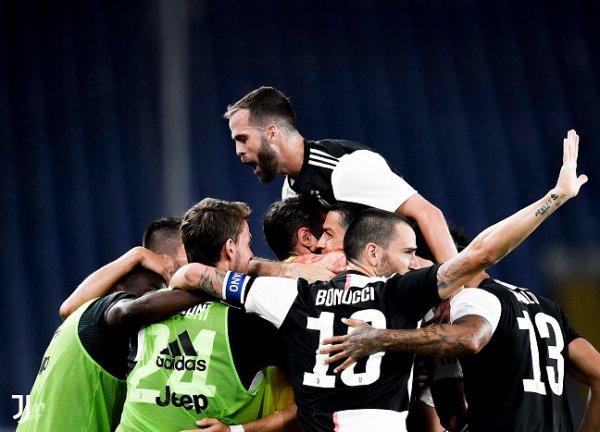 كريستيانو رونالدو يحتفل بهدفه في مباراة جنوة يوفنتوس - Cristiano Ronaldo celebrates after scoring a goal during Genoa Juventus match 