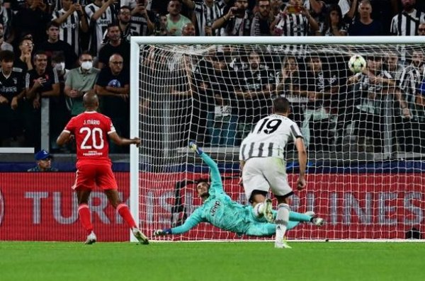 جواو ماريو يسجل ركلة جزاء في مباراة يوفنتوس بنفيكا - Joao Mario scores penalty during Juventus Benfica match