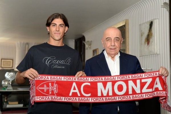 معار اليوفنتوس ( رانوكيا ) بجانب غالياني في نادي مونزا - Ranocchia ( with Galliani ) loan from Juve to Monza