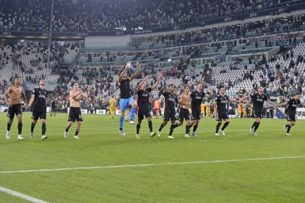 تحية لاعبي يوفنتوس للجماهير بعد الفوز ضد سبيزيا - Juventus players salute fans