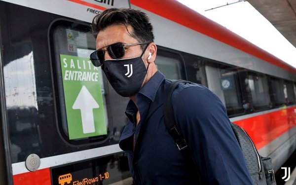بوفون يدخل القطار في رحلة اليوفي نحو ايمليا رومانيا - Buffon with Juventus going to Emilia-Romagna
