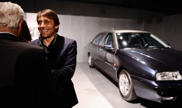 انطونيو كونتي و خلفه سيارة بافتتاح المعرض