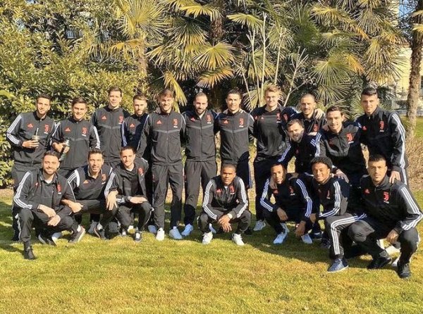 لاعبي اليوفنتوس بصورة جماعية في فيرونا - Juventus Squad photo in Verona City