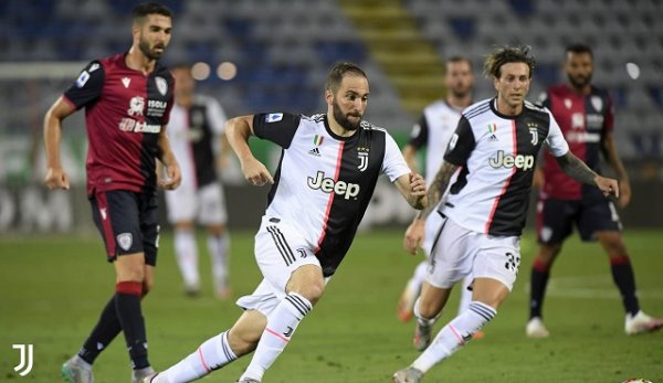 هيغوين في مباراة كالياري يوفنتوس - Higuain during Cagliari Juve match