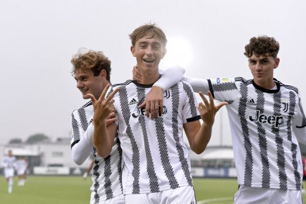 هويسين يحتفل بهدفه مع شباب يوفنتوس ضد كالياري - Huijsen celebrates after his goal for Juventus Primavera Vs Cagliari U19