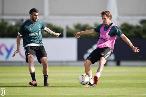 رامزي و موراتوري في تدريبات يوفنتوس في مايو 2020 - Ramsey & Muratore during Juventus training