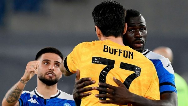 بوفون يعانق كوليبالي بعد نهائي كاس ايطاليا ( نابولي اليوفي ) - Buffon with Koulibaly after Coppa Italia final ( Napoli Juve )