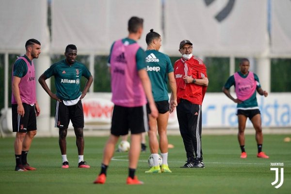 ساري و ماتويدي و رونالدو في تدريب اليوفي في يونيو 2020 - Sarri & Ronaldo & Matuidi during Juventus training after coronavirus break