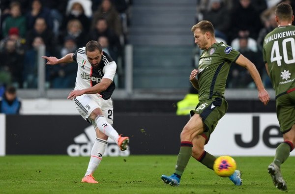 هيغوين يسجل هدفه - Higuain scores goal vs Cagliari