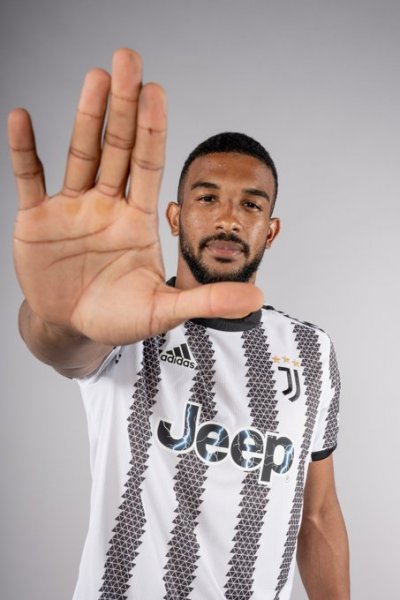 بريمر بقميص اليوفي بعد اكمال انتقاله - Bremer in Juventus shirt officially