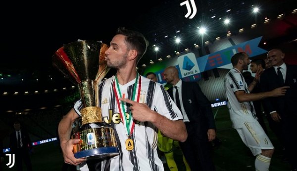 دي تشيليو خلال احتفالات يوفنتوس بلقب الدوري الايطالي - De Sciglio during Juventus celebration for Scudetto 2020