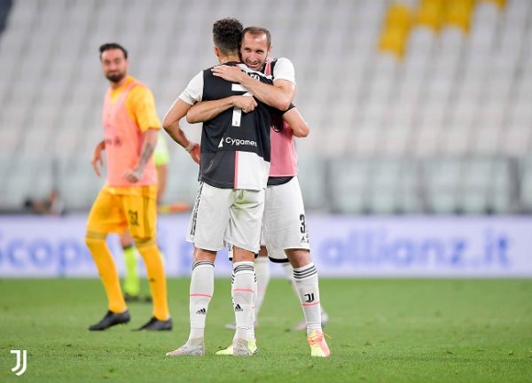 كيليني يعانق رونالدو بعد مباراة يوفنتوس ضد اتالانتا - Chiellini embraces Cristiano Ronaldo after Juventus Atalanta match