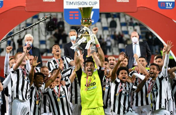 بوفون يرفع لقب كاس ايطاليا 2021 لـ اليوفي - Buffon celebrates with Coppa Italia for Juventus