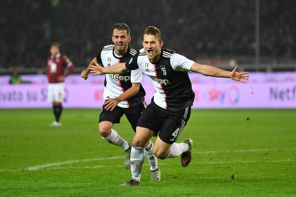 ماتياس دي ليخت يحتفل بهدفه - De Ligt celebrates after scored goal