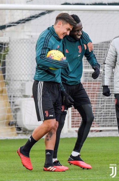 ديبالا يضحك مع ماتويدي في تدريب اليوفي - Dybala & Matuidi smile in juve training