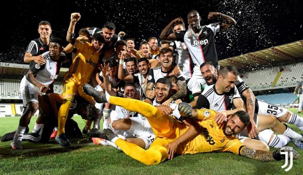 لاعبي رديف اليوفنتوس تحت 23 يحتفلون بكاس ايطاليا 2020 - Juventus U23 celebrates after winning Serie C Coppa Italia