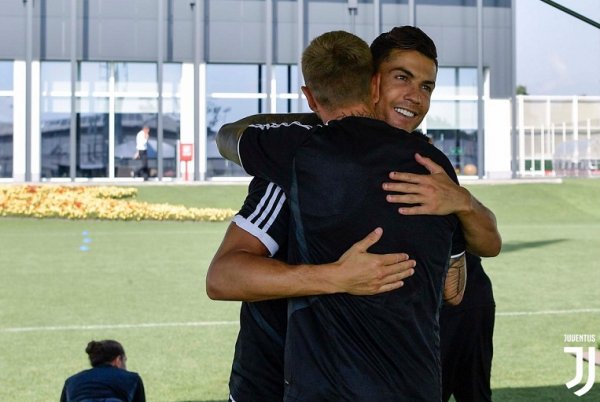 رونالدو يعانق بيرنارديسكي - Cristiano Ronaldo embraces Bernardeschi 