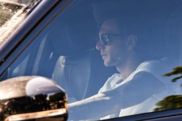بيرنارديسكي يصل لتدريبات اليوفي بسيارته - Bernardeschi arrives by his car to Juve training