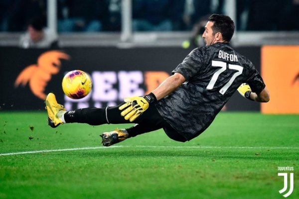 تصدي بوفون في لقاء يوفنتوس و روما - Buffon save in Juventus Roma match