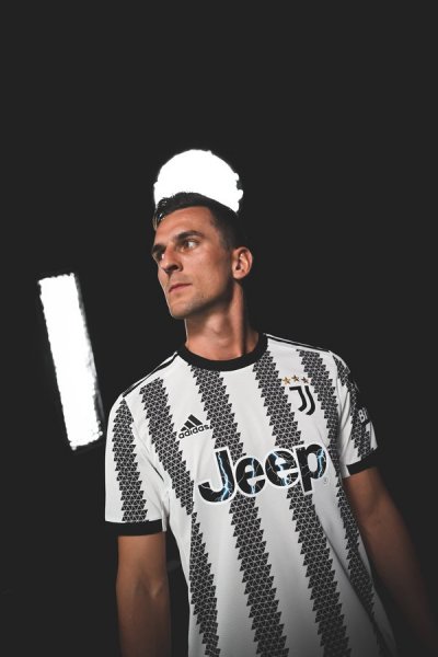 ميليك في قميص يوفنتوس بعد انضمامه - Arkadiusz Milik in Juventus shirt officially