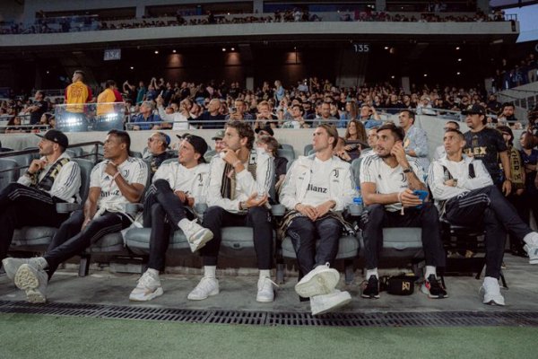 لاعبي يوفنتوس يتابعون مباراة لوس انجلوس و سياتل - Juventus players watch Chiellini team Los Angeles fc match in MLS