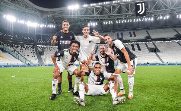 لاعبي امريكا الجنوبية فرحة اليوفنتوس بعد ضمان نيل الدوري الايطالي 2020 - south America players during Juventus celebration after secured Scudetto 38