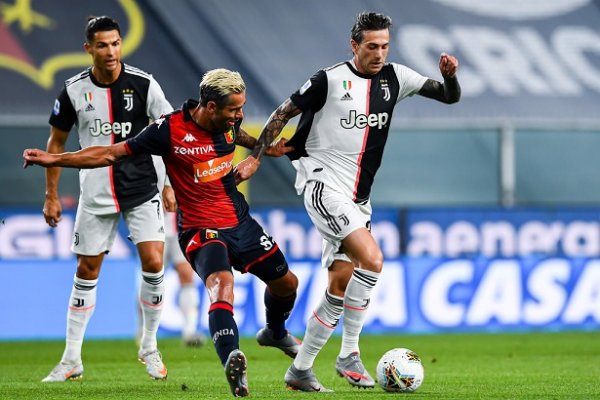 بيرنارديسكي ضد بيهرامي في مباراة جنوة يوفنتوس - Bernardeschi Vs Behrami during Genoa Juventus match 