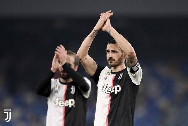 بونوتشي يحيي الجمهور بعد مباراة نابولي اليوفي - Bonucci greets fans after Napoli Juve