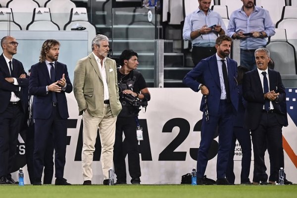 إداريي اليوفي نيدفيد و أريفابيني و ستوراري قبل لقاء ساليرنيتانا : Juventus directors : Nedved & Arrivabene & Storari 