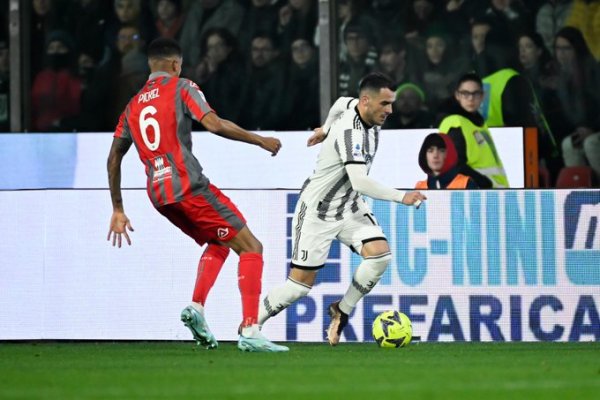 كوستيتش خلال مباراة يوفنتوس ضد كريمونيزي - Kostic during Juventus match Vs Cremonese