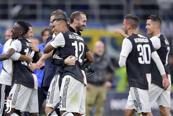 كيليني يحتفل بالفوز مع اليكس ساندرو - Chiellini celebrates with Alex Sandro