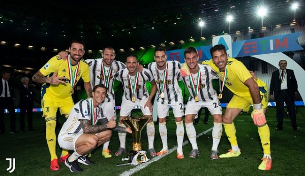 لاعبين ايطاليا خلال احتفالات يوفنتوس بلقب الدوري الايطالي - ÷The Italian players during Juventus celebration for Scudetto 2020