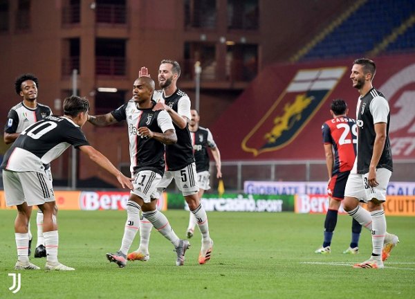 دوغلاس كوستا يحتفل بهدفه مع ديبالا و بيانيتش في مباراة جنوة يوفنتوس - Douglas Costa celebrates with Dybala & Pjanic after the goal during Genoa Juventus match 