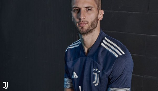 بينتانكور مع عرض قميص اليوفي الأساسي 2020-2021 - Bentancur with Juventus home kit