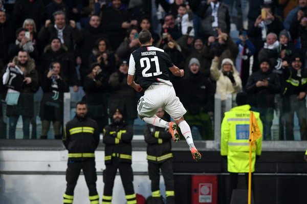 هيغوين يحتفل بهدفه - Higuain celebrates after goal