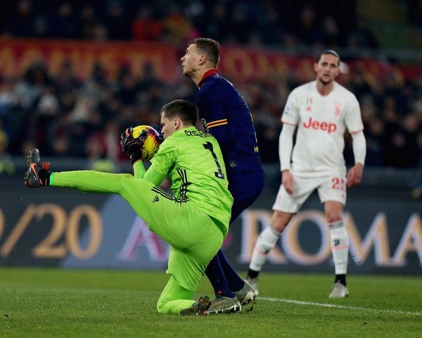 تشيزني يمسك الكرة امام دزيكو بلقاء يوفنتوس روما - Szczesny take ball in front Dzeko