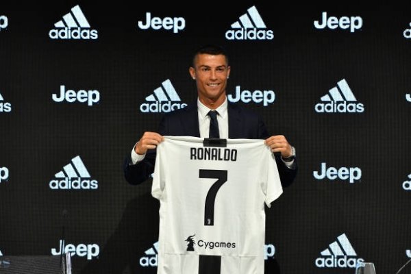 رونالدو يعرض قميصه مع اليوفي - Ronaldo show his Juventus shirt n7