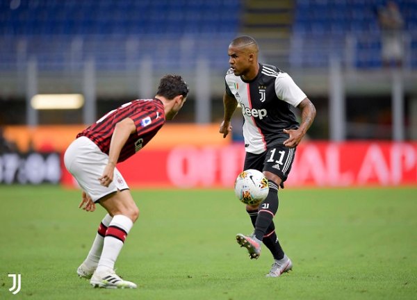 دوغلاس كوستا خلال مباراة ميلان يوفنتوس - Douglas Costa during Milan Juve match