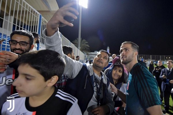 بيانيتش يصور مع جمهور اليوفي - Pjanic take photo with juve fans 