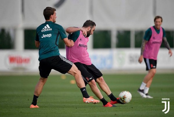 هيغوين و روغاني في تدريب اليوفي في يونيو 2020 - Higuain & Rugani during Juventus training after coronavirus break