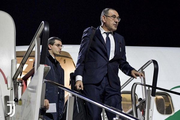 ساري ينزل من الطائرة في ليفركوزن - Juventus coach Mr Sarri