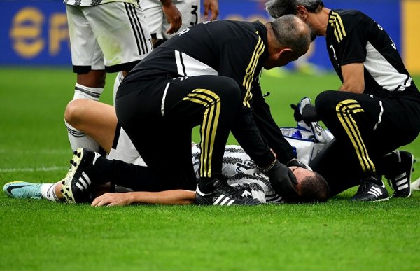 اصابة بونوتشي خلال مباراة ميلان يوفنتوس - Bonucci injured during Milan Juventus match